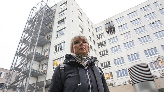 Links die Feuerleiter, rechts das ausgebrannte Zimmer: Svetlana Prasser half während des Klinikbrandes den Rettungskräften, Patienten in ...