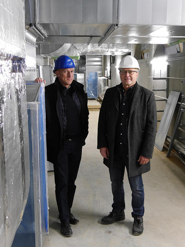 Bädergesellschaft-Geschäftsführer Robert Grammelspacher (links) und Stadtwerke-Architekt Arnold Wild zeigen die enorme Lüftungsanlage ...