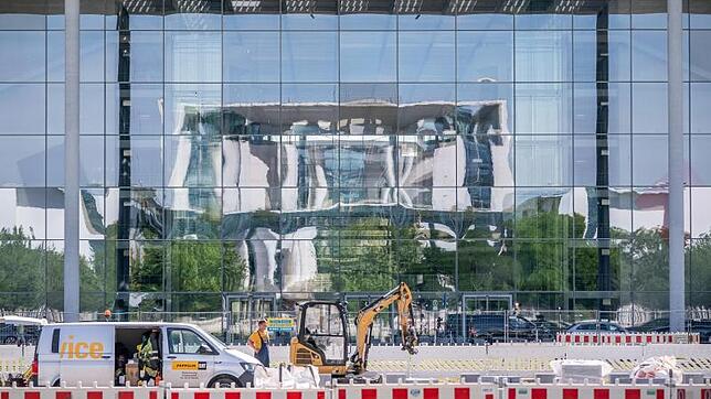 Das Bundeskanzleramt im Berliner Regierungsviertel spiegelt sich in der Fassade des Paul-Löbe-Hauses des Bundestags.