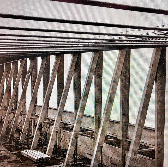 So sah 1968 beim Bau das Hallengerippe der Messehalle 1 aus, die 2003 zur Sportarena umgebaut wurde: Die Dachkonstruktion wird von ...