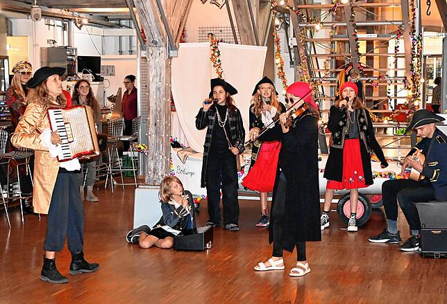 Die Spicy Sparrows spielen und singen Piratenlieder.