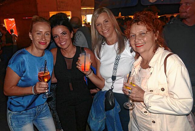 Bild 6: Dieses Straßenfest lockt die Menschen in Scharen an
