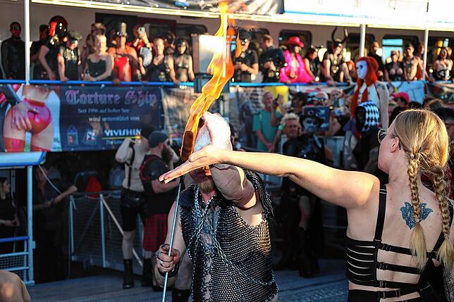 Bild 27: Lack, Leder, Latex! Dieses Spektakel bieten die BDSM-Fans im Konstanzer Hafen