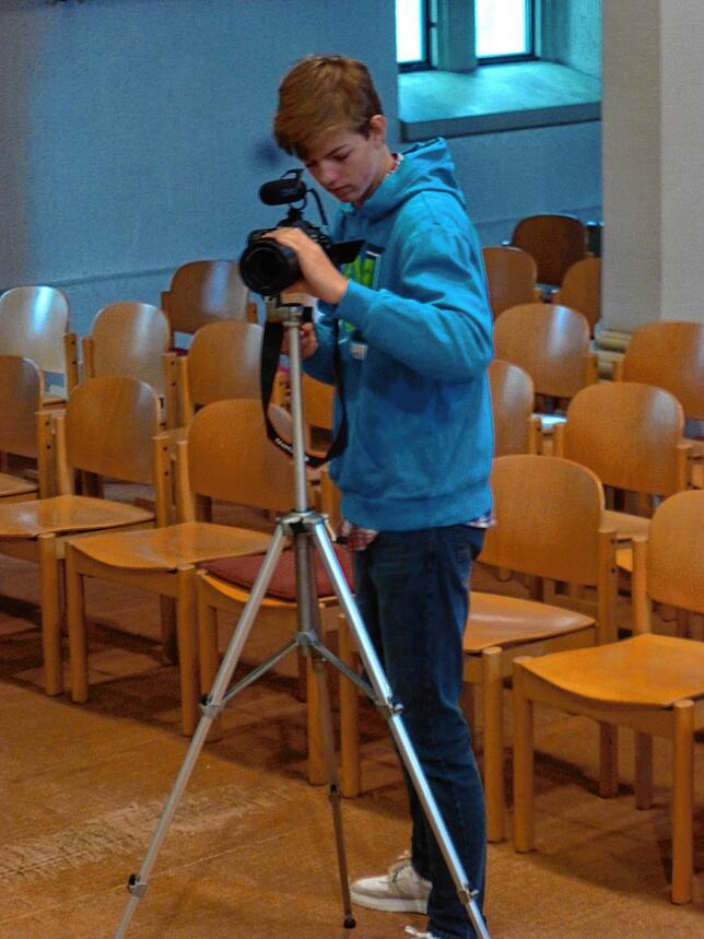 Claudia Tissler-Buhrs 16-jähriger Sohn Bjarne dreht und schneidet den digitalen Gottesdienst.
