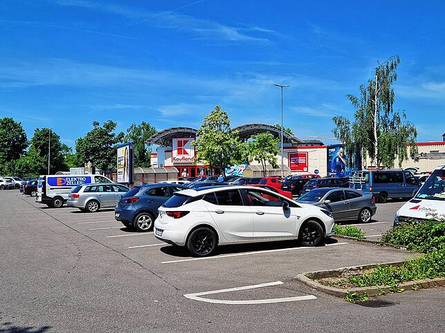 Eine Fotogenehmigung für Ketten wie Kaufland? Gibt es für die Presse nicht. Nur vom Gehweg aus darf fotografiert werden.