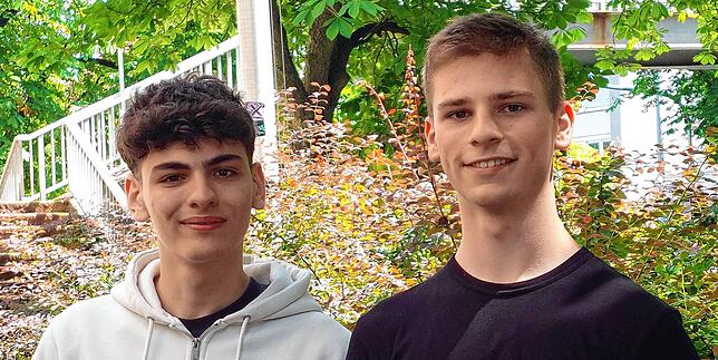 Die Theo-Schüler Amer Arian und Daniel Sosic (von links) bedauern das Aus ihrer Realschule. Die beiden machten gerade ihren Abschluss ...