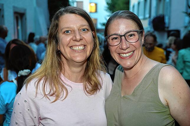 Bild 28: Konstanz: Die Niederburg lädt zum Gassenfreitag und die Besucher tanzen an