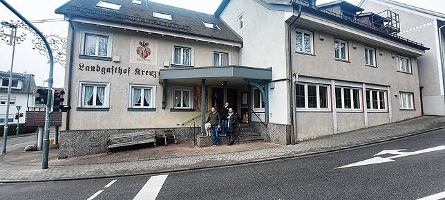 Simone Rommel (Mitte) mit Schwester Christine Rommel-Odersky und deren Mann Norman Odersky mit Familienhund Marla vor dem Gasthof Kreuz, ...