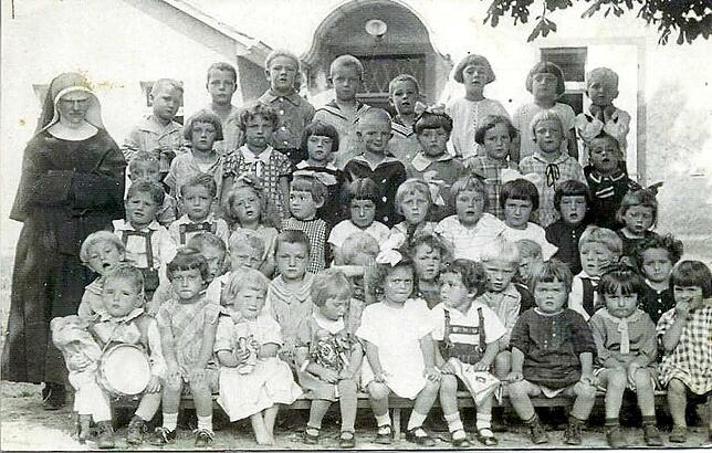 Groß war die Zahl der „Kinderschüler“ auch Anfang der 1930er Jahre, die von einer Ordensschwester betreut wurden.
