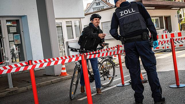 Für die Arbeit zwischen Deutschland und der Schweiz pendeln ist für Tausende Grenzgänger der Alltag. So wie in dieser Aufnahme am ...