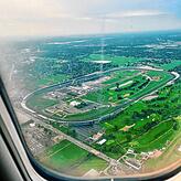 Blick aus einem Flugzeug auf den Indianapolis Motor Speedway, wo autonome Rennwagen gegeneinander fuhren.