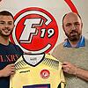 Neuzugang Huso Kavazovic (links) und Bad Dürrheims Vorsitzender Benjamin Wildgruber.