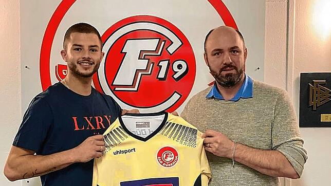 Neuzugang Huso Kavazovic (links) und Bad Dürrheims Vorsitzender Benjamin Wildgruber.