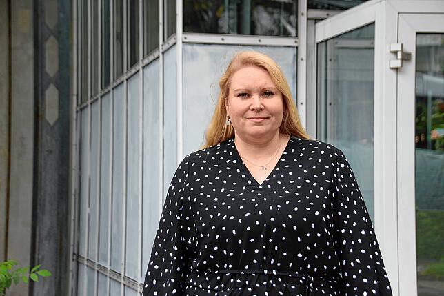 Saskia Metzler, Schulleiterin des Berufsschulzentrums, steht vor der BSZ-Sporthalle