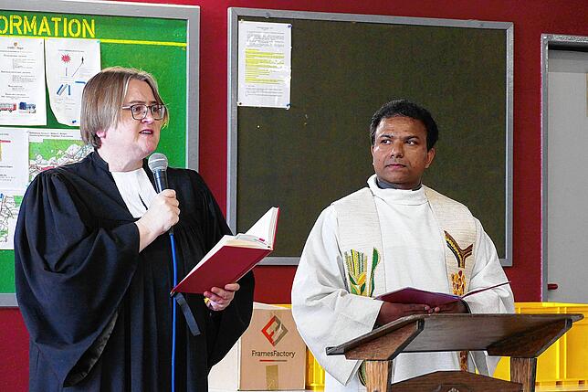 Zur Weihe der neuen Fahrzeuge waren Vikar Rijesh Mathew von der katholischen Kirchengemeinde und Pfarrerin Anja Kunkel von der ...