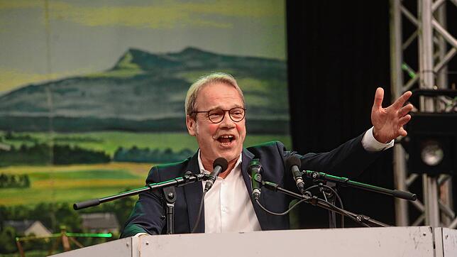 &bdquo;Weniger Twitter, mehr Schätzele-Markt&ldquo;: Thüringens Innenminister Georg Maier (SPD) stritt im Festzelt für eine Politik, die ...
