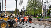 Arbeiter am Bahnübergang der Bundesstraße 27 bei Blumberg-Zollhaus: Hier werden tonnenschwere Gleistrageplatten verlegt. Bilder: Hans ...