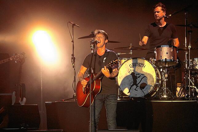 Bild 21: James Blunt begeistert Fans im Salemer Schlosspark