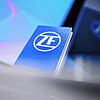 Eine Stele mit einem ZF-Logo steht vor der Pressekonferenz im ZF-Forum. ZF macht Verlust.
