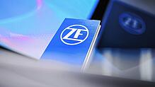 Eine Stele mit einem ZF-Logo steht vor der Pressekonferenz im ZF-Forum. ZF macht Verlust.