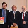 Museumsleiter Johannes Waldschütz (links), Chagall-Experte Roland Doschka (Mitte), Bürgermeister Rainer Stolz stellen sich bei der ...