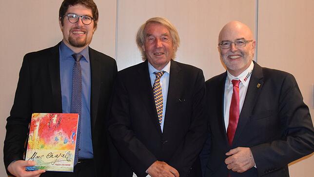 Museumsleiter Johannes Waldschütz (links), Chagall-Experte Roland Doschka (Mitte), Bürgermeister Rainer Stolz stellen sich bei der ...