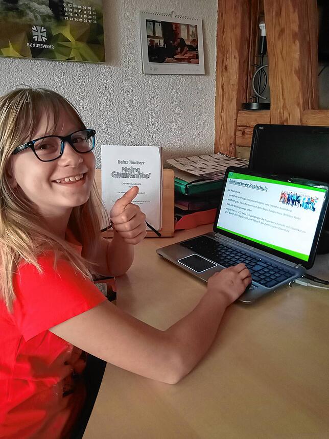 Die zehnjährige Josie Nemsch findet die Präsentationen zum digitalen Tag der offenen Tür der Realschule Blumberg spitze und freut sich, ...