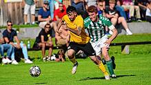 Ball und Gegner (Alessandro Fiore Tapia) hinterherlaufen musste der SV Bermatingen (Tim Homburger, rechts). Der FC Öhningen-Gaienhofen ...