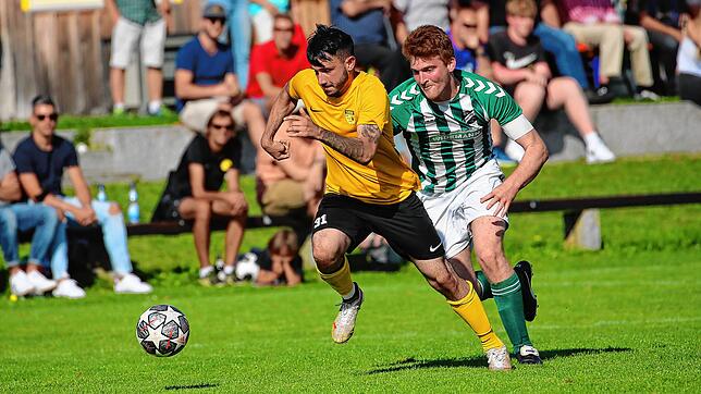 Ball und Gegner (Alessandro Fiore Tapia) hinterherlaufen musste der SV Bermatingen (Tim Homburger, rechts). Der FC Öhningen-Gaienhofen ...