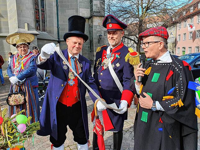 Stadtpfarrer Bernd Walter (rechts) ruft zu Frohsinn in dunkler Zeit auf: „Es gibt ganz klar auch Schattenseiten, Trauer, ...