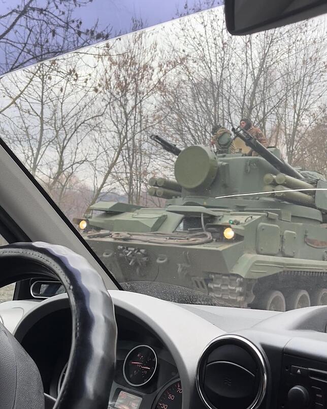In der Nähe von Kiew rollt ein Panzer am Auto der Familie vorbei.
