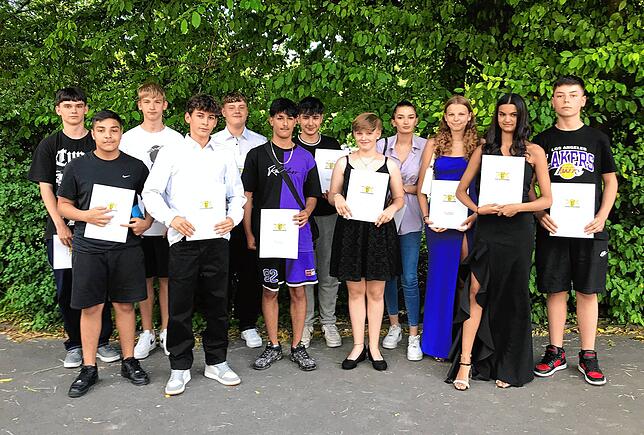 21 Jugendliche nahmen an der Wiestorschule Überlingen ihr Zeugnis zum Hauptschulabschluss in Empfang. Preis: Marvin Dzemailovic. ...
