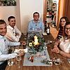 Kevin (Bildmitte) freut sich über seine Gäste Johannes (von links), Patrick, Anne und Sabine. Der junge Mann aus Friedrichshafen hat am ...