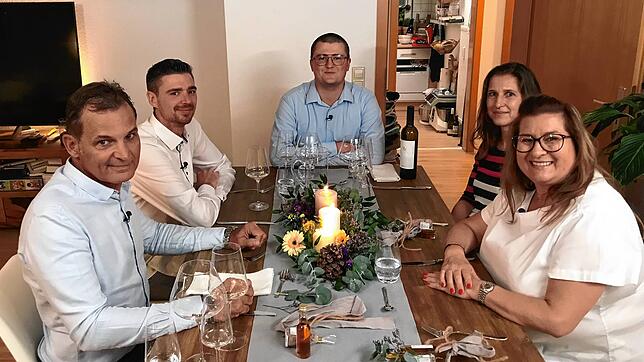 Kevin (Bildmitte) freut sich über seine Gäste Johannes (von links), Patrick, Anne und Sabine. Der junge Mann aus Friedrichshafen hat am ...