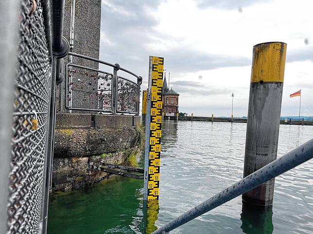 Die Pegellatte im Konstanzer Hafen, direkt bei der Imperia, zeigte im vergangenen Juni einen Pegelstand von mehr als fünf Metern.
