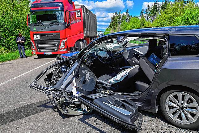 Der Zusammenstoß ereignet sich am späten Montagvormittag auf Höhe Mönchweiler, kurz vor beziehungsweise nach dem Tempo-70-Bereich.