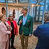 Christian Fürst zu Fürstenberg (rechts) im Gespräch mit Ministerin Nicole Razavi (zweite von links) über die Geschichte der Anspannhalle ...