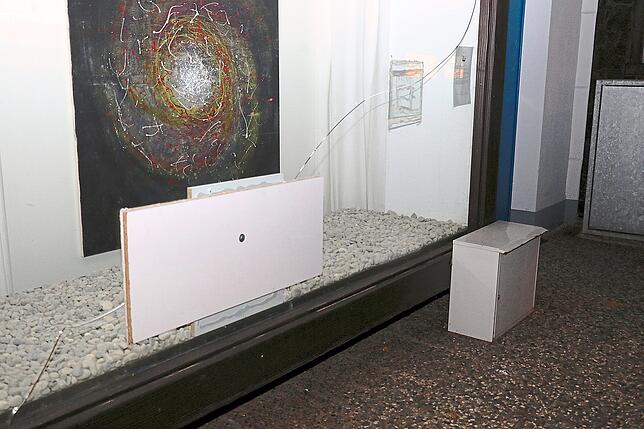 Kreativer Umgang mit Leerständen: Das Schlecker-Schaufenster als Galerie.