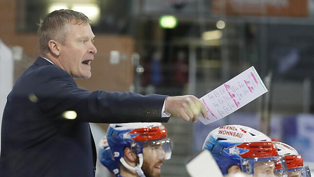Wenig Grund zur Freude hatte Schwenningens Trainer Niklas Sundblad beim Auswärtsspiel in Straubing. Seine Mannschaft kassierte eine ...
