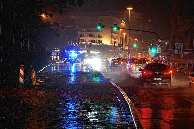 Autos fahren über die überflutete Schillerstrasse am Stuttgarter Hauptbahnhof. Die Abflüsse der Straße konnten die Wassermassen nicht ...