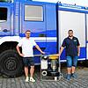 Christoph Völkner, Ortsbeauftragte für Radolfzell, und Zugführer Thomas Zimmermann stehen neben einer Pumpe mit einer Leistung von 3000 ...
