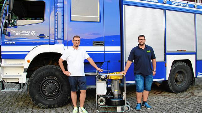 Christoph Völkner, Ortsbeauftragte für Radolfzell, und Zugführer Thomas Zimmermann stehen neben einer Pumpe mit einer Leistung von 3000 ...