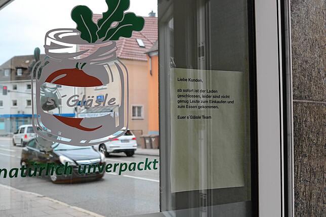 Ein Hinweis an der Tür des Unverpackt-Ladens in der Charlottenstraße weist darauf hin, dass „s‘Gläsle“ schließt.