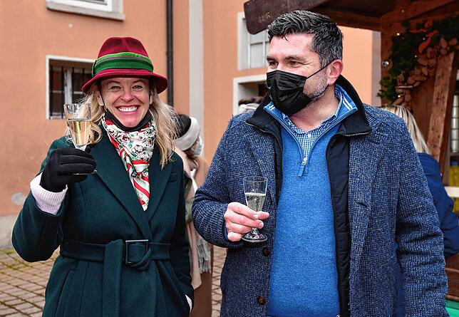 Stoßen auf die gelungene offizielle Eröffnung der Fürstenberg-Weihnachtswelt an (von links): Organisatorin Kerstin Tritschler und ...