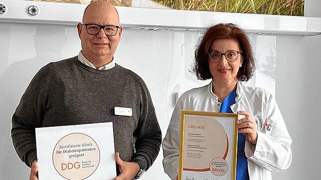 Krankenhaus-Geschäftsführer Michael Hanke mit Svjetlana Peka, Chefärztin der Inneren Medizin und Diabetologin. Bild: Buhl