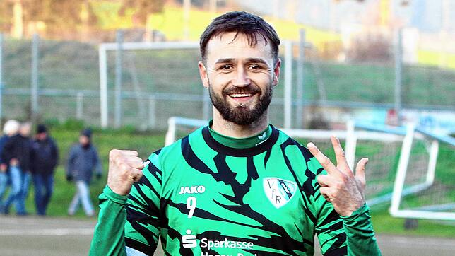 Dreimal in einer Halbzeit: Der Stockacher Torjäger Marius Henkel sorgte mit seinem lupenreinen Hattrick zum 5:0 gegen den FC ...