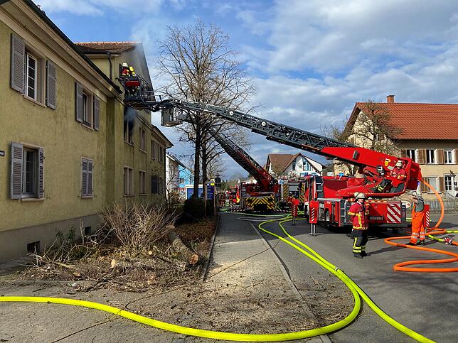 Mit einem Großaufgebot samt den Drehleitern aus Singen und Radolfzell ist die Feuerwehr im Einsatz. Die Ortsdurchfahrt in Steißlingen ...