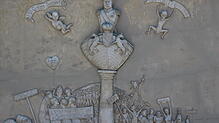 Das Relief "Ludwigs Erbe" von Peter Lenk zeigt die Geschichte von Ludwigshafen. Zudem beihaltet es einflussreiche Machthaber wie Angela ...