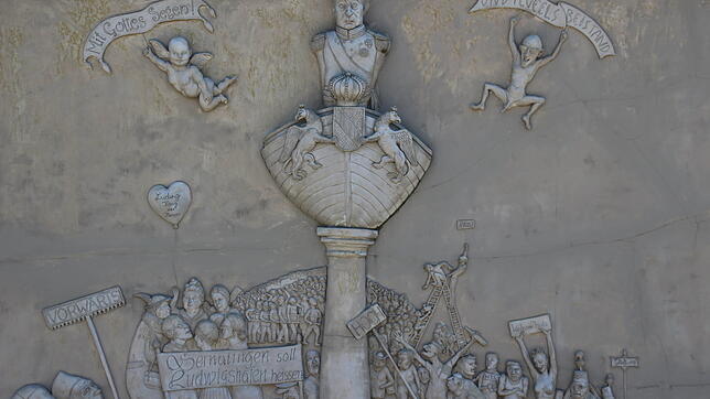 Das Relief "Ludwigs Erbe" von Peter Lenk zeigt die Geschichte von Ludwigshafen. Zudem beihaltet es einflussreiche Machthaber wie Angela ...