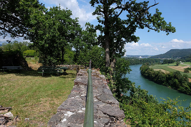 Der Innenbereich der Burg Hauenstein mit der Sicht in beide Rheinrichtungen und in die Schweiz – der Grund für die zentrale Lage der Burg.